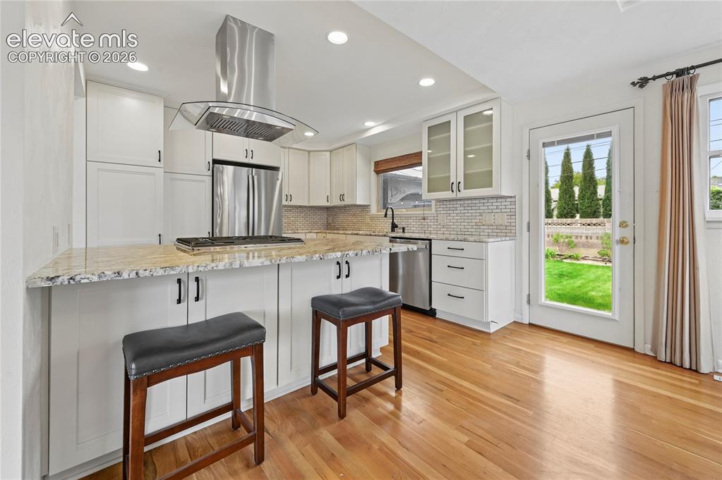 Image 15 of 50: Gourmet Kitchen