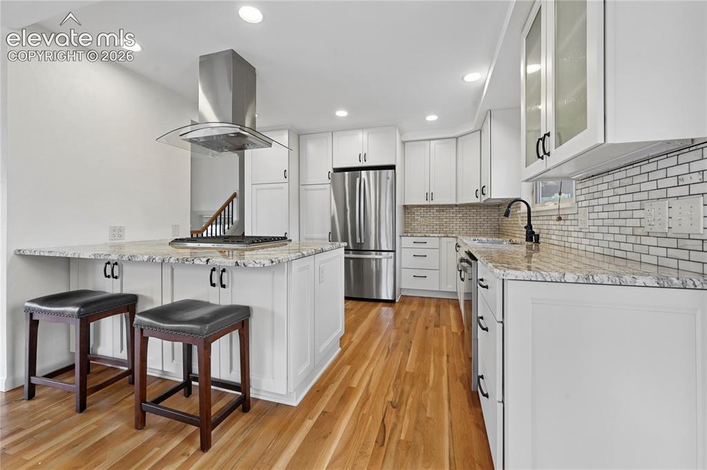 Image 16 of 50: Gourmet Kitchen