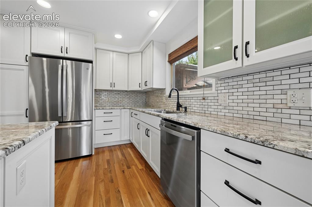 Image 17 of 50: Gourmet Kitchen