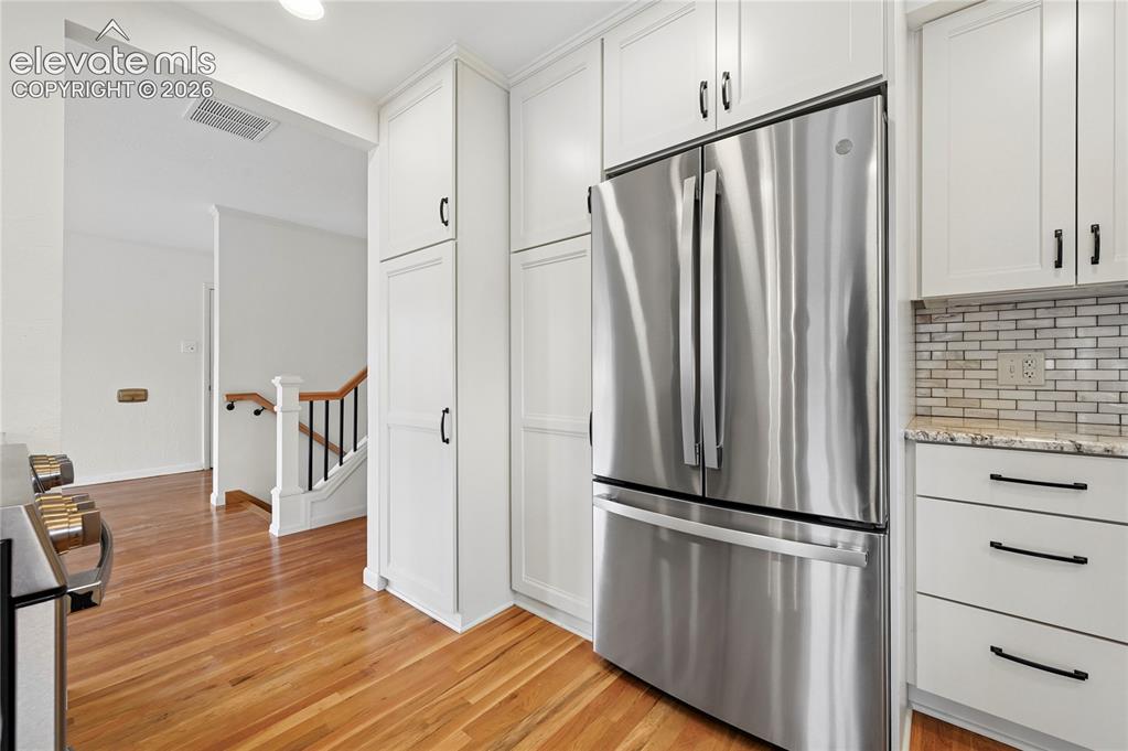 Image 18 of 50: Gourmet Kitchen