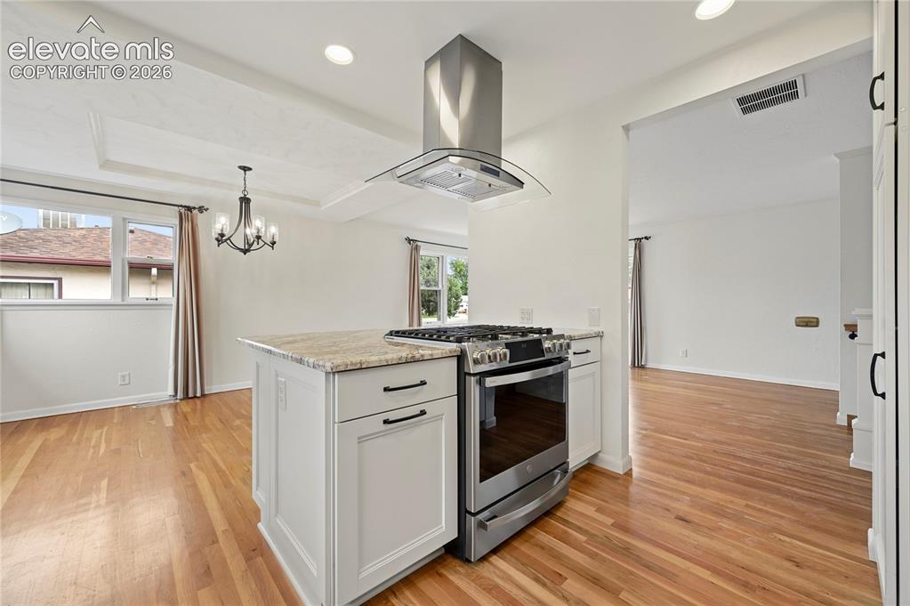 Image 19 of 50: Gourmet Kitchen
