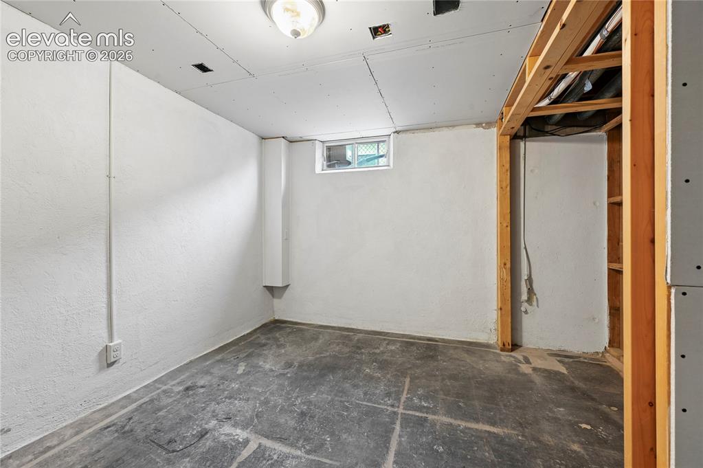 Image 40 of 50: Basement Bedroom