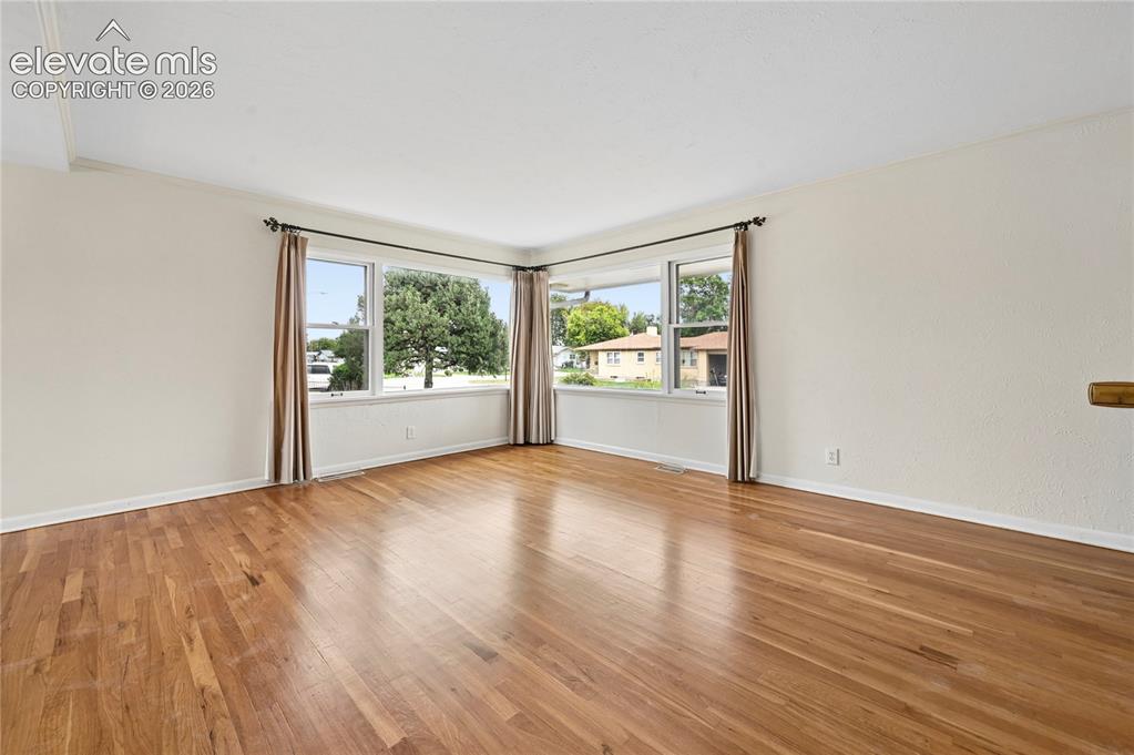 Image 8 of 50: Living Room