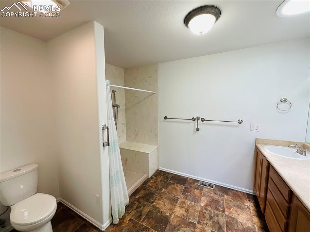 Image 17 of 42: Bathroom