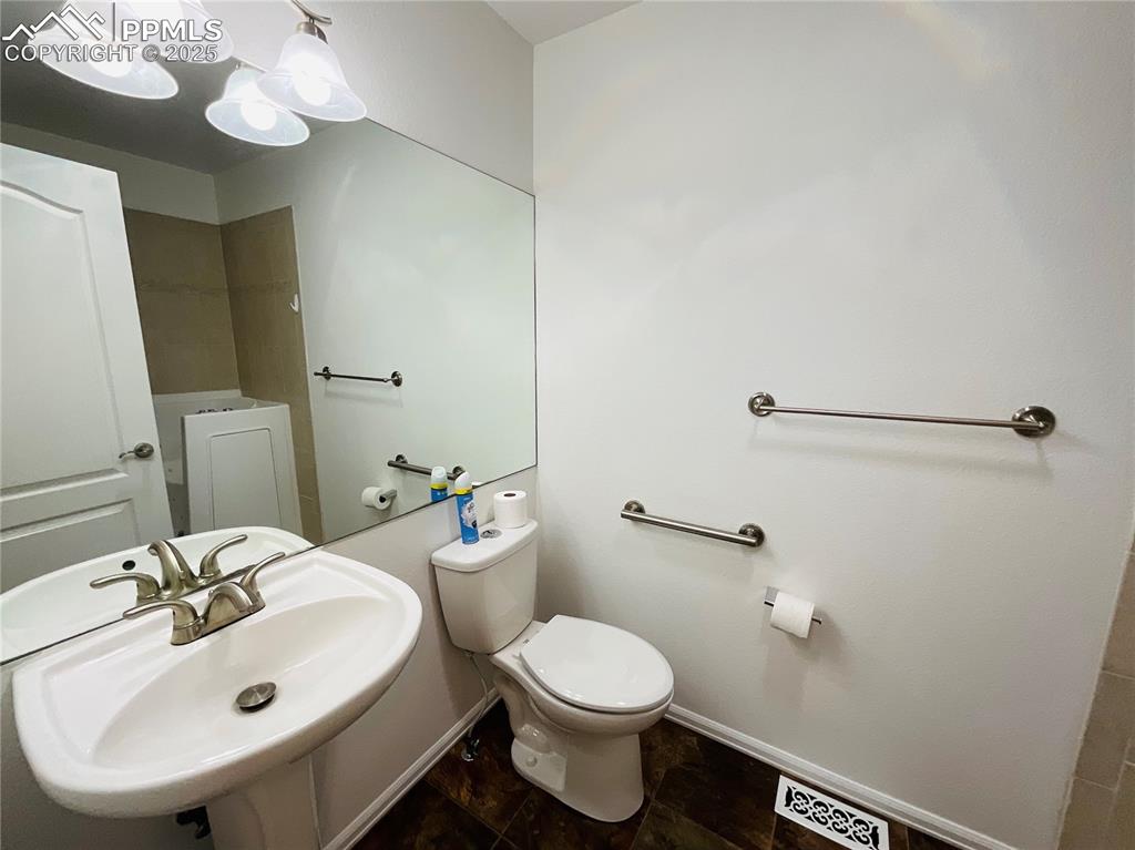 Image 22 of 42: Bathroom