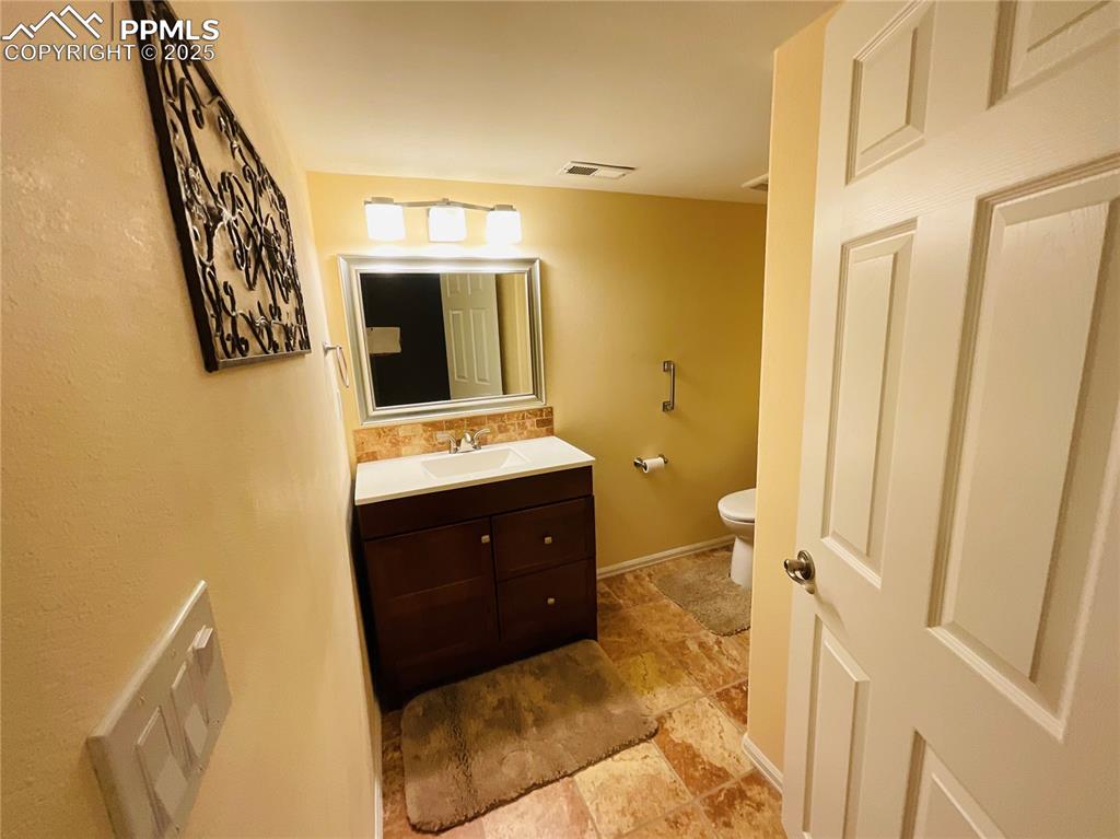 Image 31 of 42: Bathroom