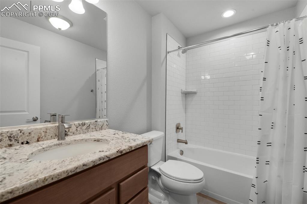 Image 20 of 34: Bathroom