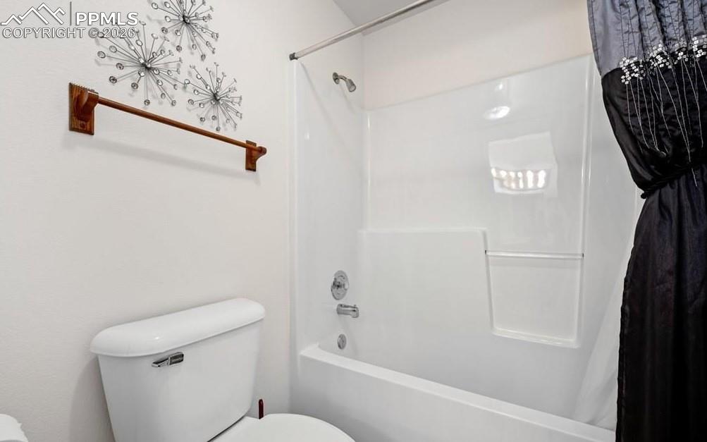 Image 18 of 28: Bathroom