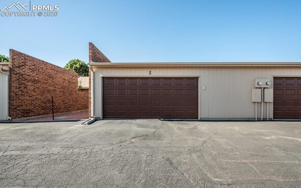 Image 23 of 28: Garage