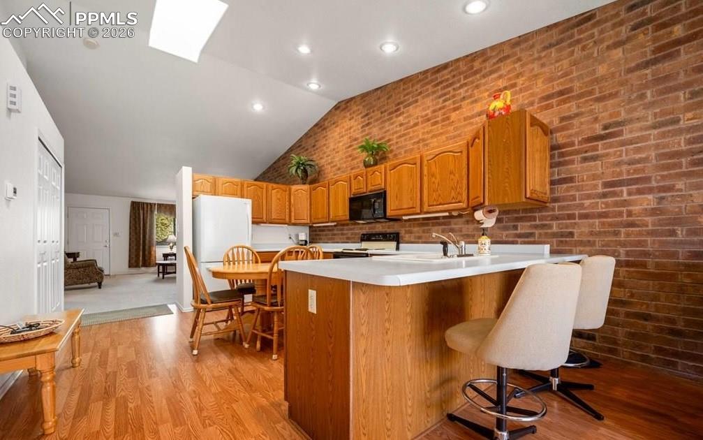 Image 7 of 28: Kitchen