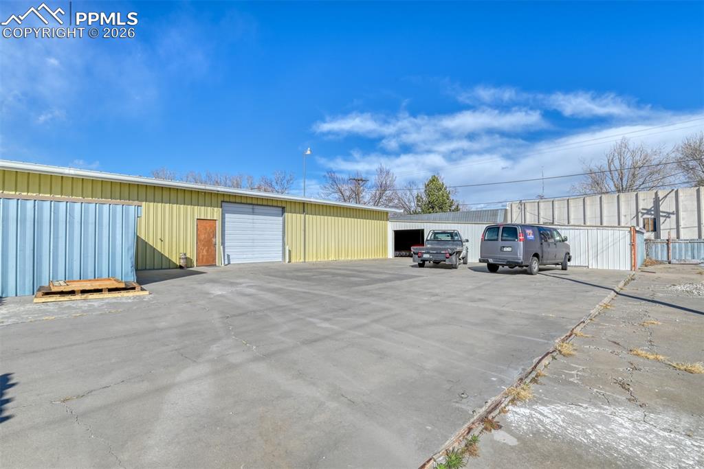 Image 16 of 50: Parking