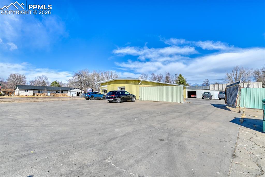 Image 17 of 50: Parking