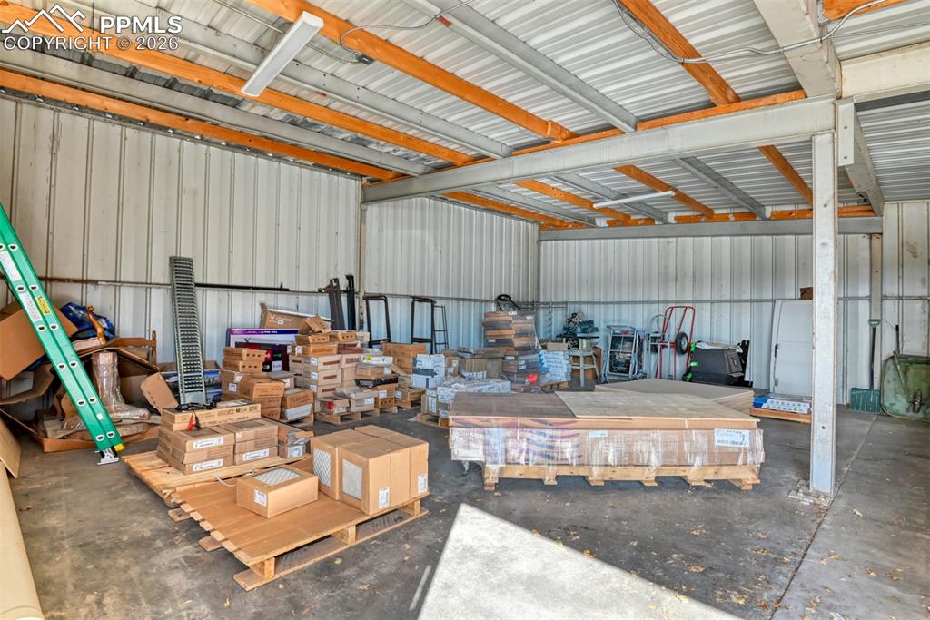 Image 23 of 50: Garage