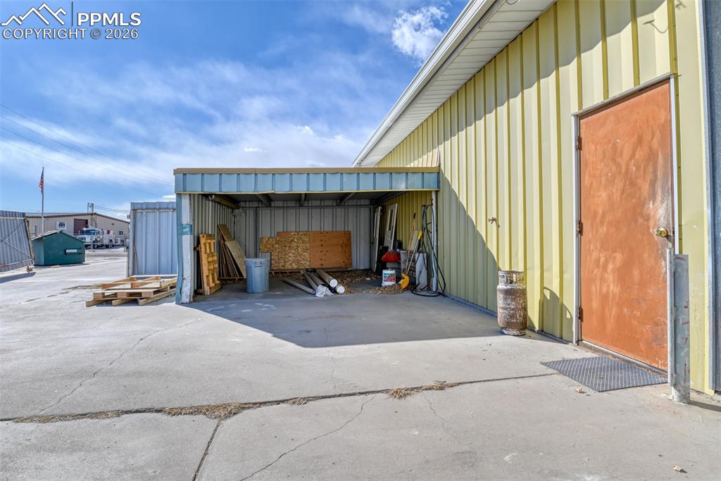 Image 24 of 50: Garage