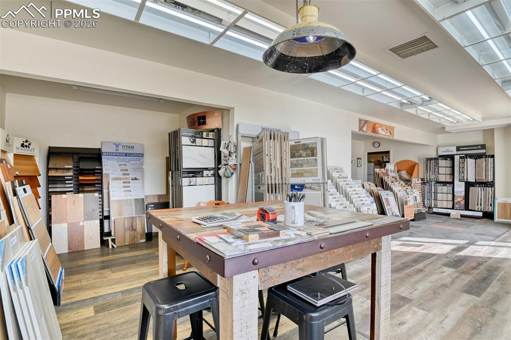 Image 30 of 50: Dining Area