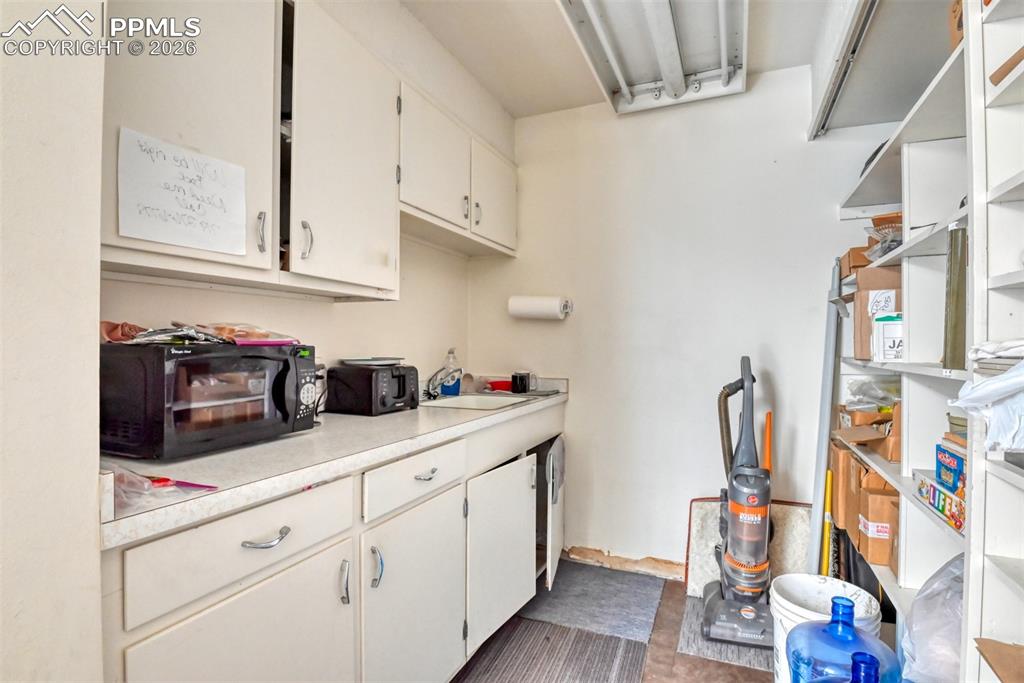 Image 32 of 50: Kitchen