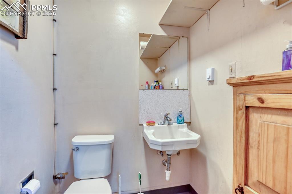 Image 38 of 50: Bathroom