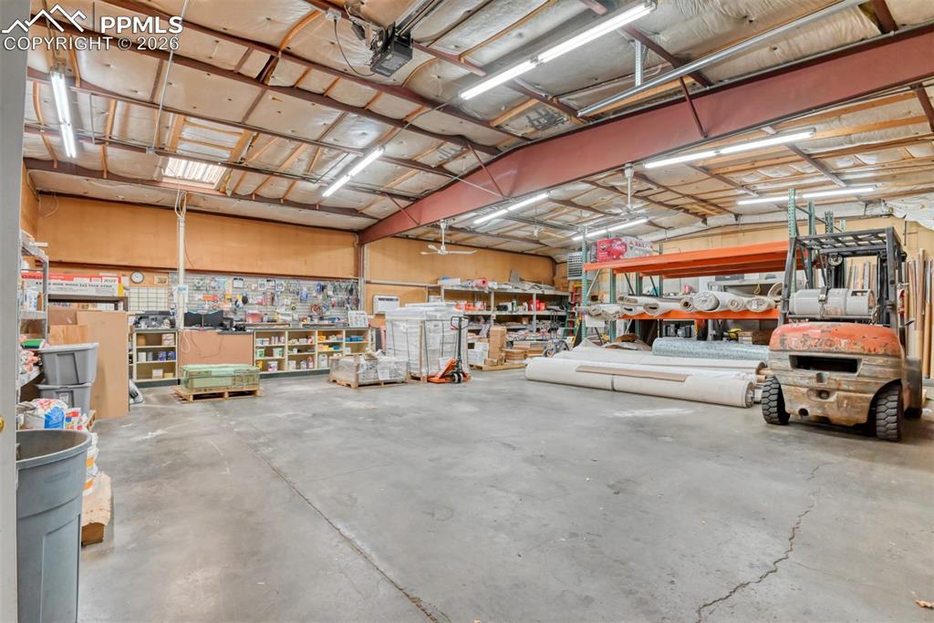 Image 39 of 50: Garage