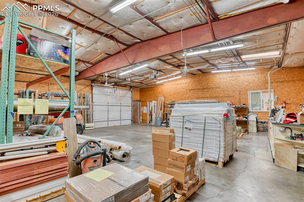 Image 42 of 50: Garage