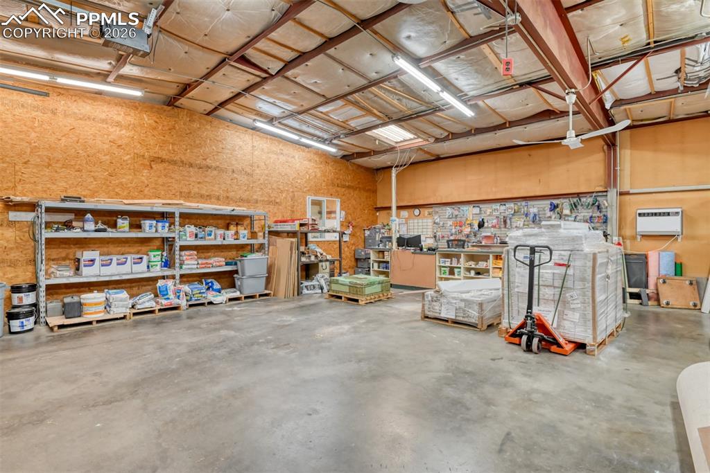 Image 46 of 50: Garage