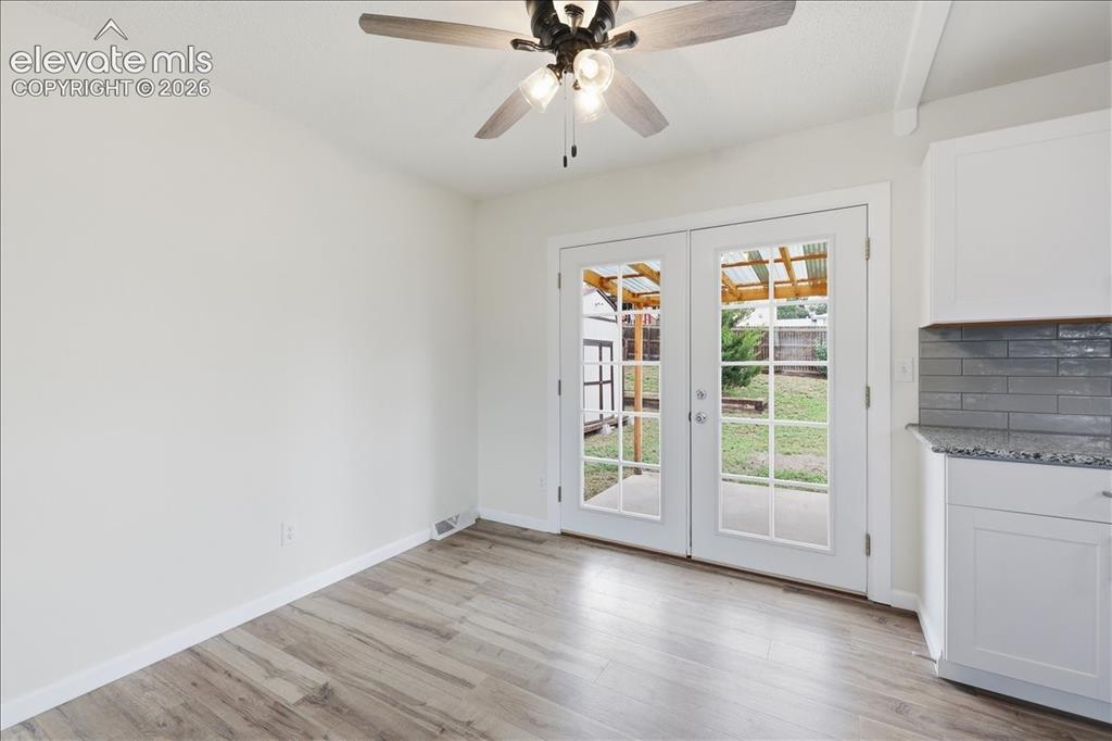 Image 13 of 44: Dining area.