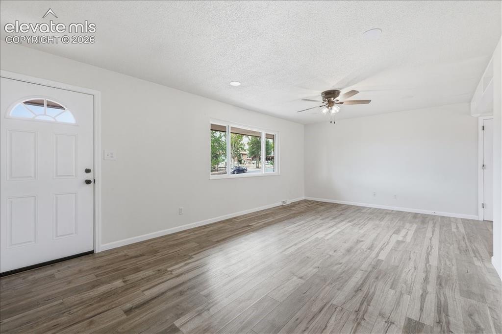 Image 4 of 44: Living 
room.