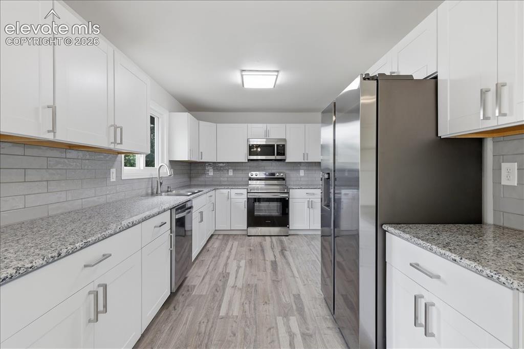 Image 5 of 44: Tons of counter space.