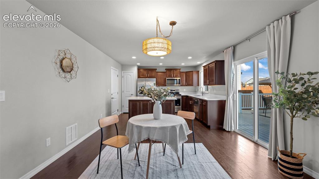 Image 9 of 39: Dining Area