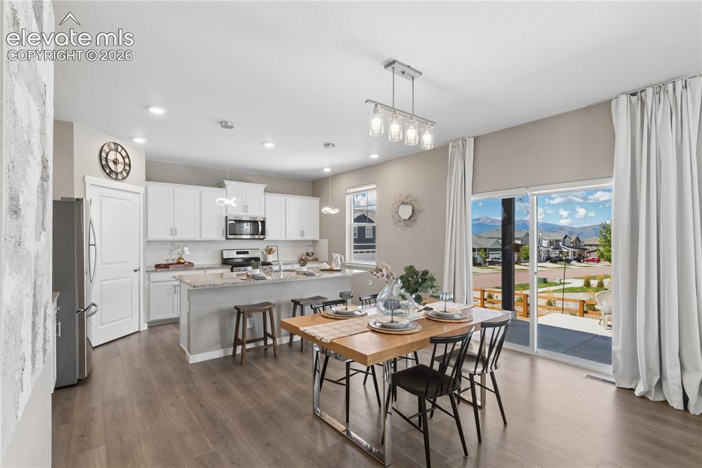 Image 16 of 49: Dining Area