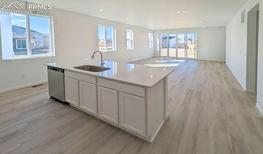 Image 4 of 11: Kitchen