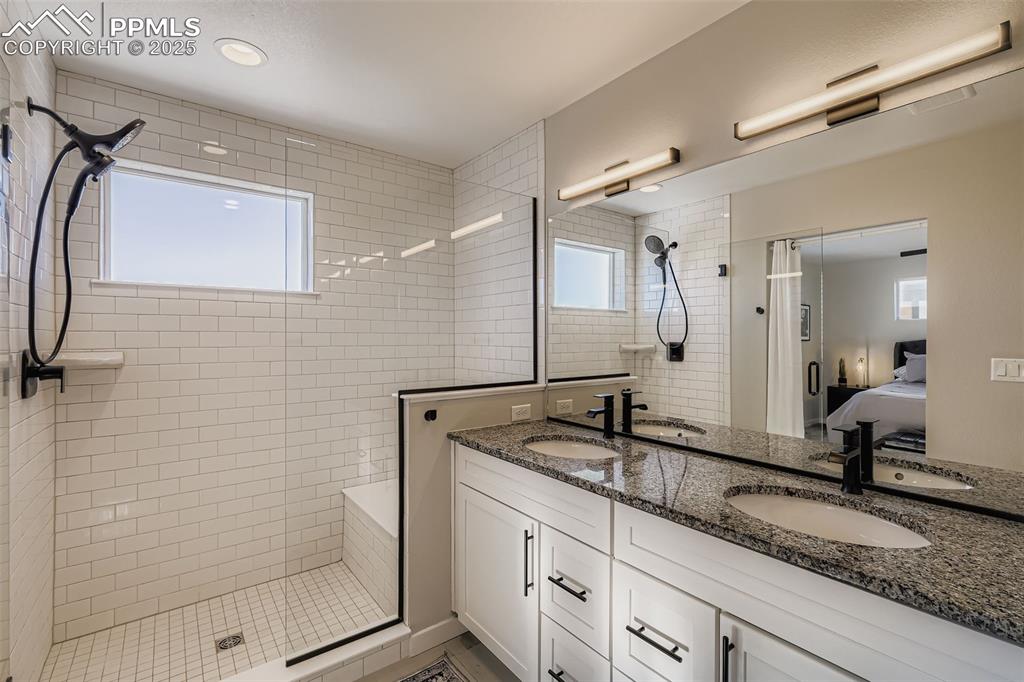 Image 19 of 28: Bathroom