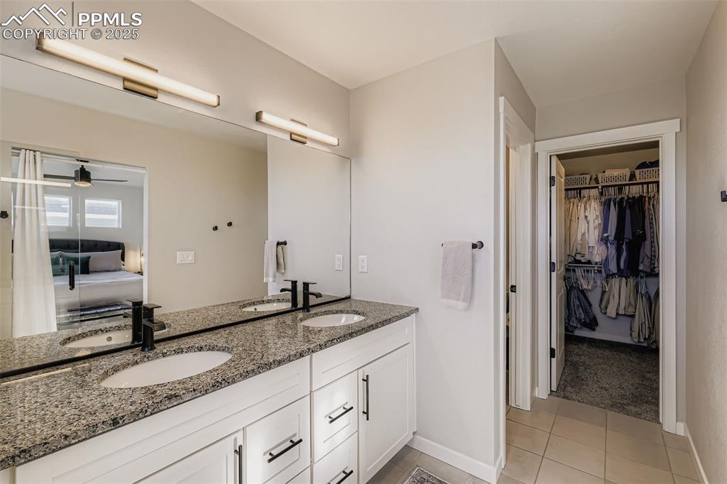 Image 20 of 28: Bathroom