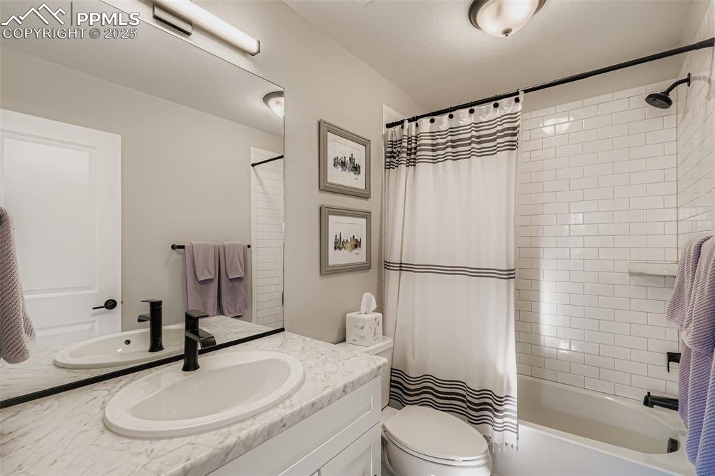 Image 23 of 28: Bathroom