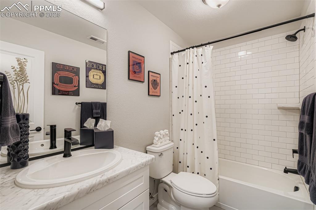 Image 26 of 28: Bathroom