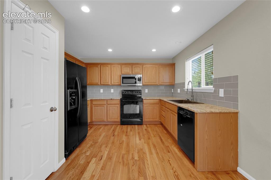Image 4 of 24: Kitchen