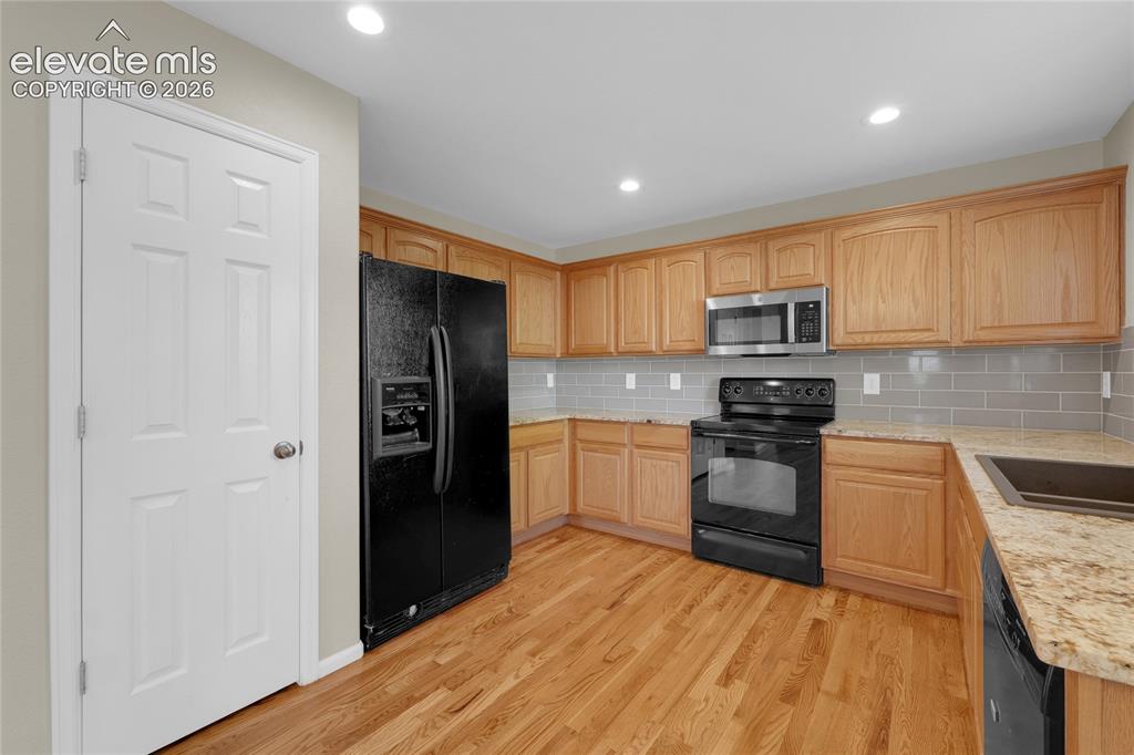 Image 5 of 24: Kitchen