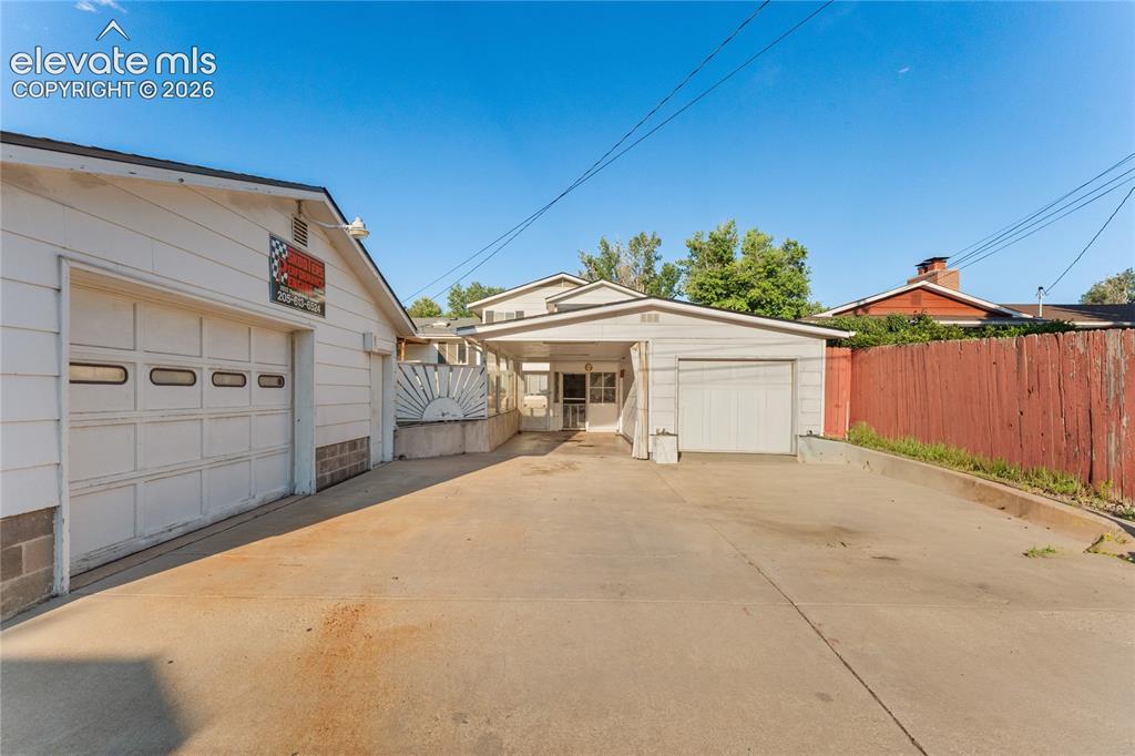 Image 42 of 48: Garage