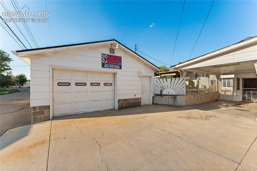 Image 43 of 48: Garage