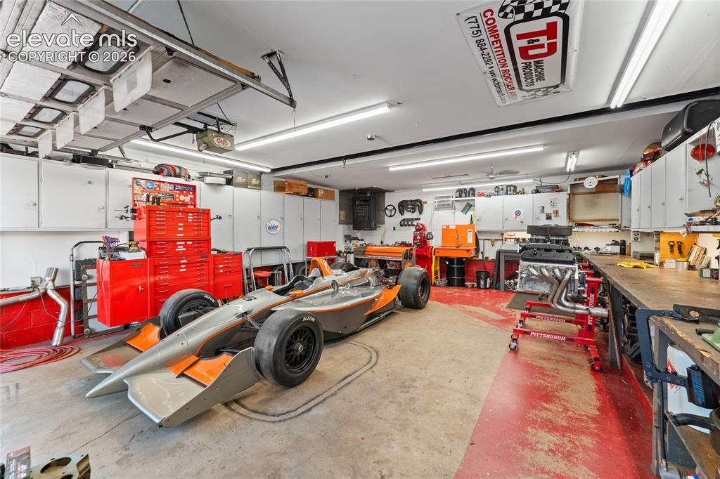 Image 44 of 48: Garage