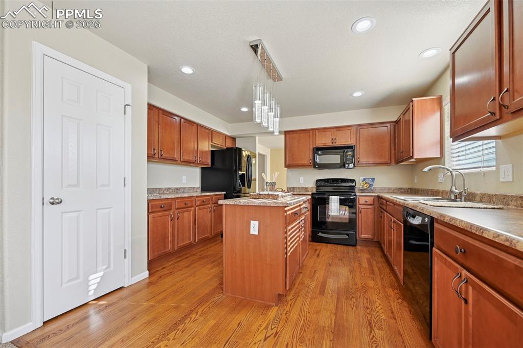 Image 13 of 45: Kitchen