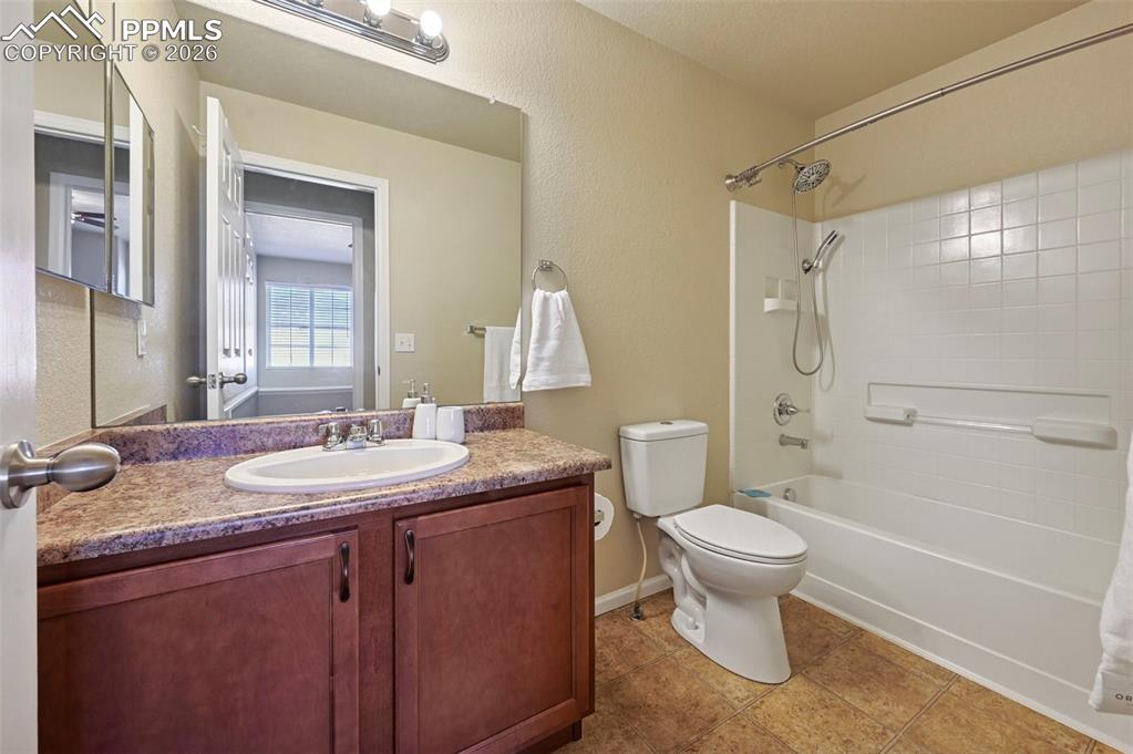 Image 30 of 45: Bathroom