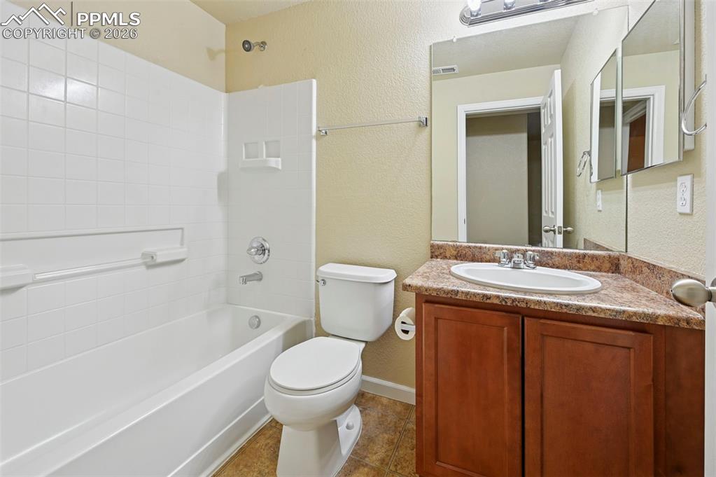 Image 33 of 45: Bathroom