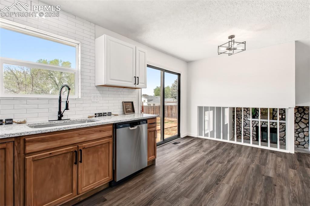 Image 11 of 25: Kitchen