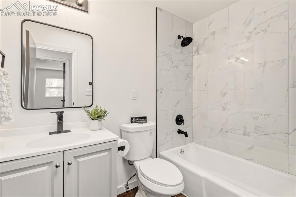 Image 17 of 25: Bathroom