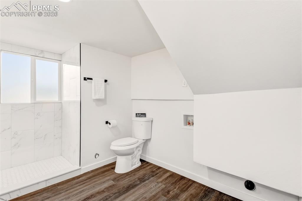 Image 22 of 25: Bathroom