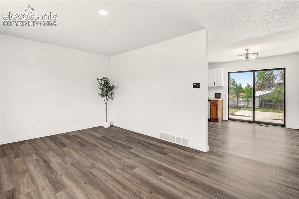 Image 5 of 25: Living Room