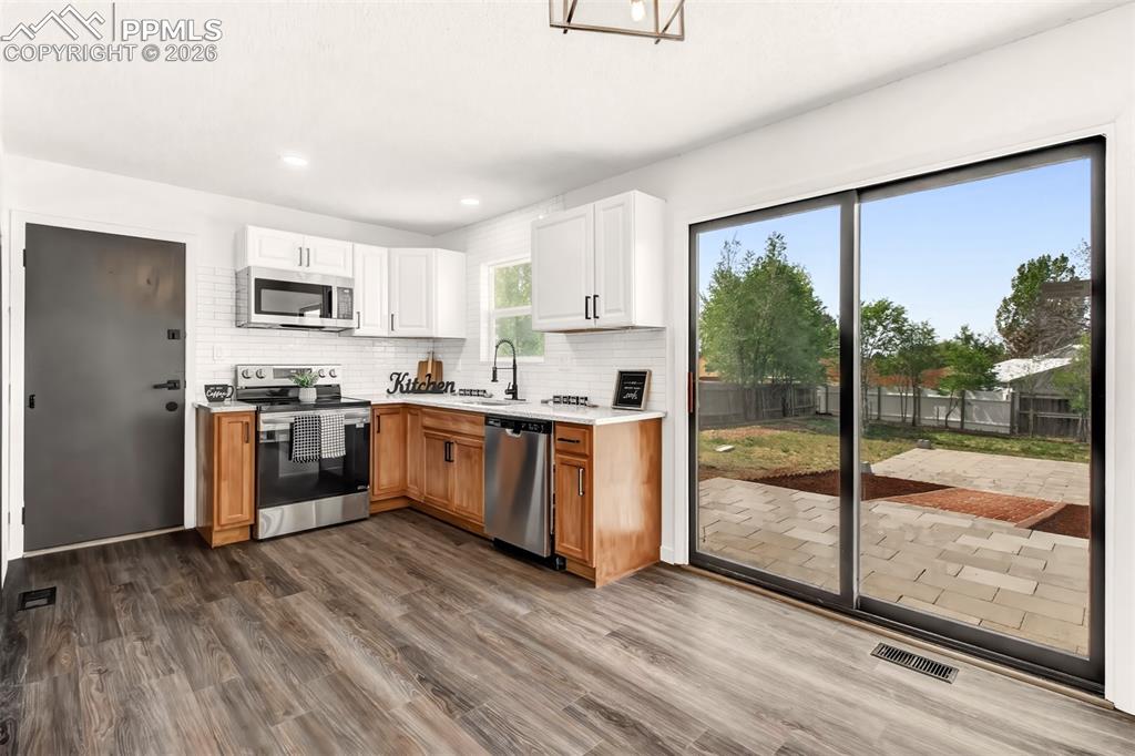 Image 7 of 25: Kitchen