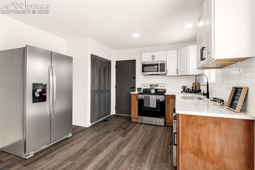 Image 8 of 25: Kitchen