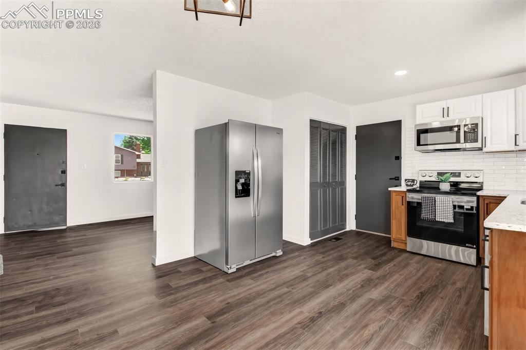 Image 9 of 25: Kitchen