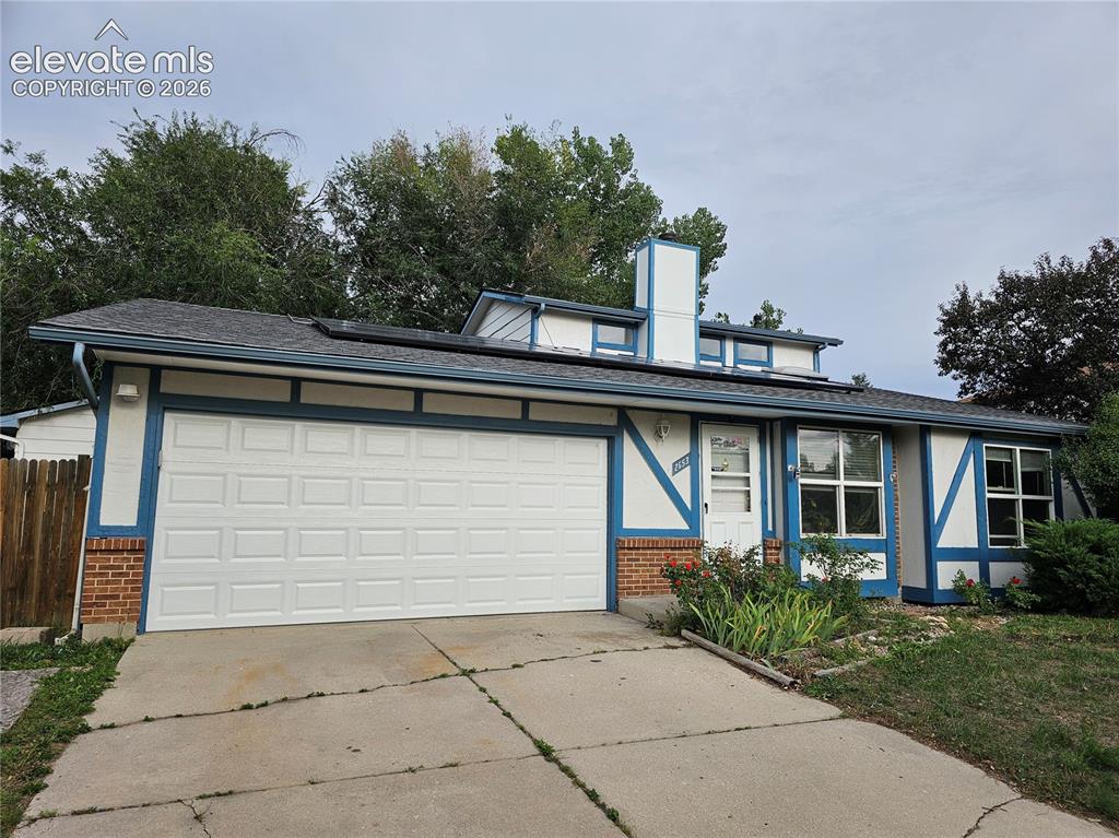 Image 1 of 6: The house has additional space on the right side that can be used for RV pa